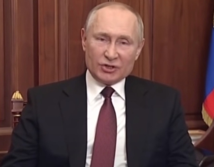 Na Rússia, Putin pede que mulheres tenham 'pelo menos' 3 filhos