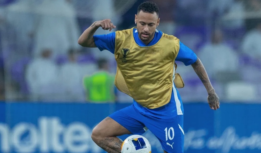 Neymar emociona em jogo de retorno aos gramados, um ano após lesão