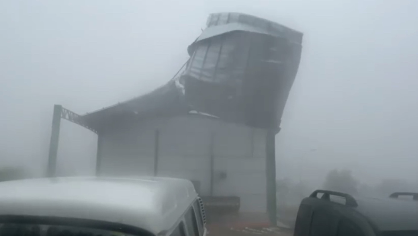 Ciclone destelha casas e escolas com rajadas de vento acima dos 100 km/h