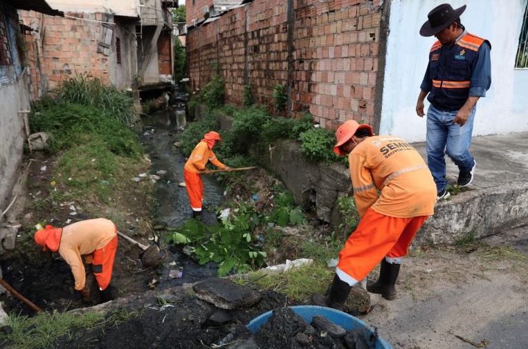 Manaus intensifica limpeza de igarapés e bueiros para reduzir impactos das chuvas 