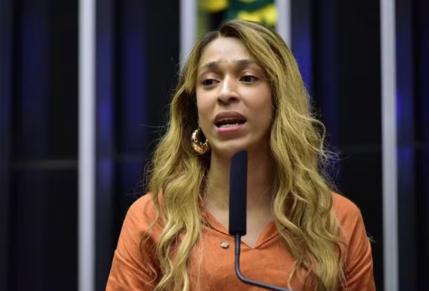 Pressão nas redes sociais faz número de assinaturas para PEC sobre escala 6x1 subir para 134