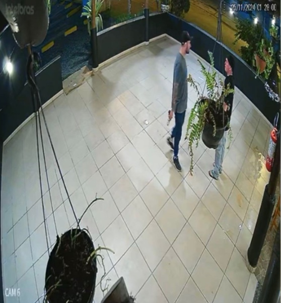  Transtornado, homem mata colega de trabalho e depois assassina a ex-mulher na frente da filha