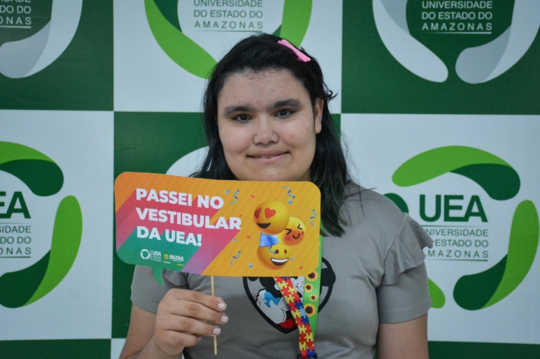 Jovem com autismo comemora aprovação em vestibular da UEA