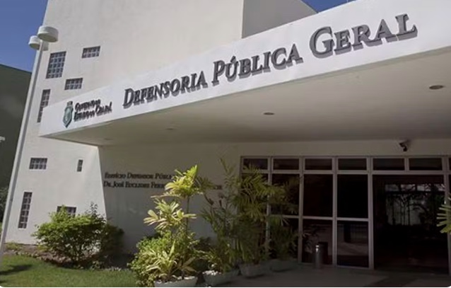 Mãe é absolvida por esfaquear mulher que estuprou sua filha de 3 anos