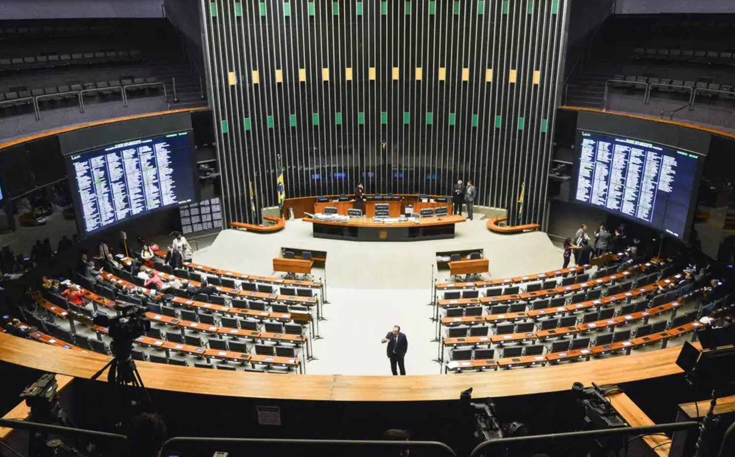 Homem é preso ao tentar entrar na Câmara dos Deputados com munições de pistola
