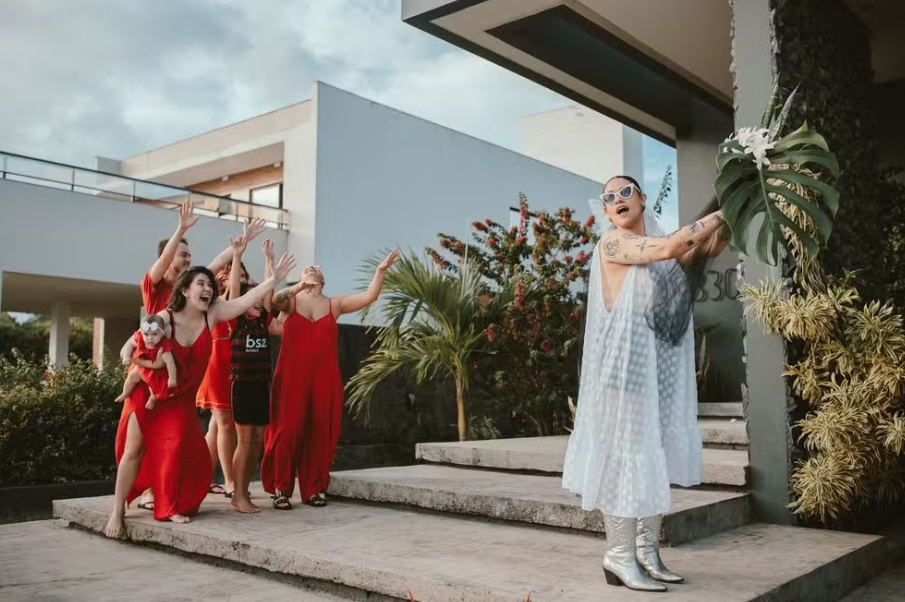 Arquiteta faz festa de divórcio com votos de amor-próprio e buquê de 'dezcasamento'