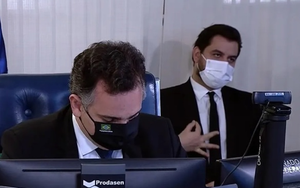 Justiça condena ex-assessor de Bolsonaro por gesto considerado racista 