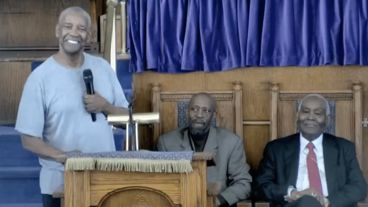 Denzel Washington é batizado em igreja e ungido a pastor: 'demorou, mas estou aqui’