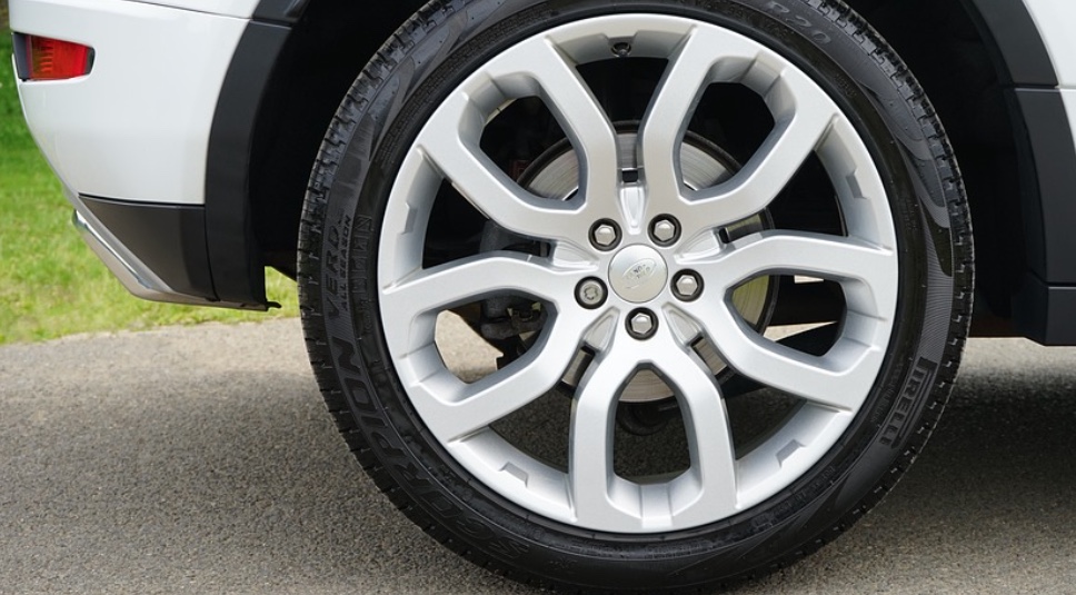 Mulher salta de carro para não ser morta por ex em Manaus