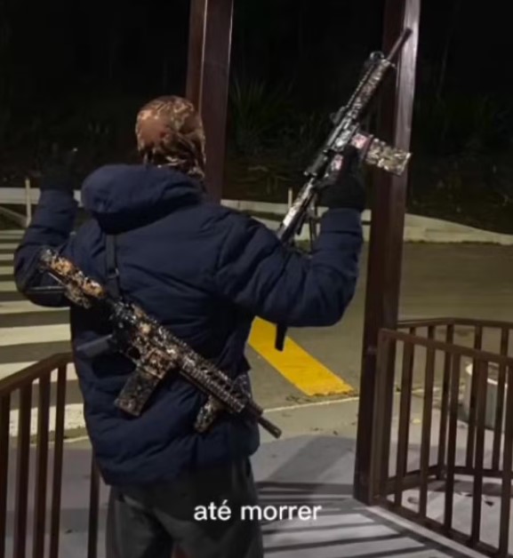 Morto em confronto, envolvido em assalto no Manauara ostentava fuzis em favela no RJ