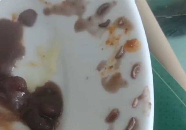 Filho de paciente denuncia presença de larvas em comida de hospital particular