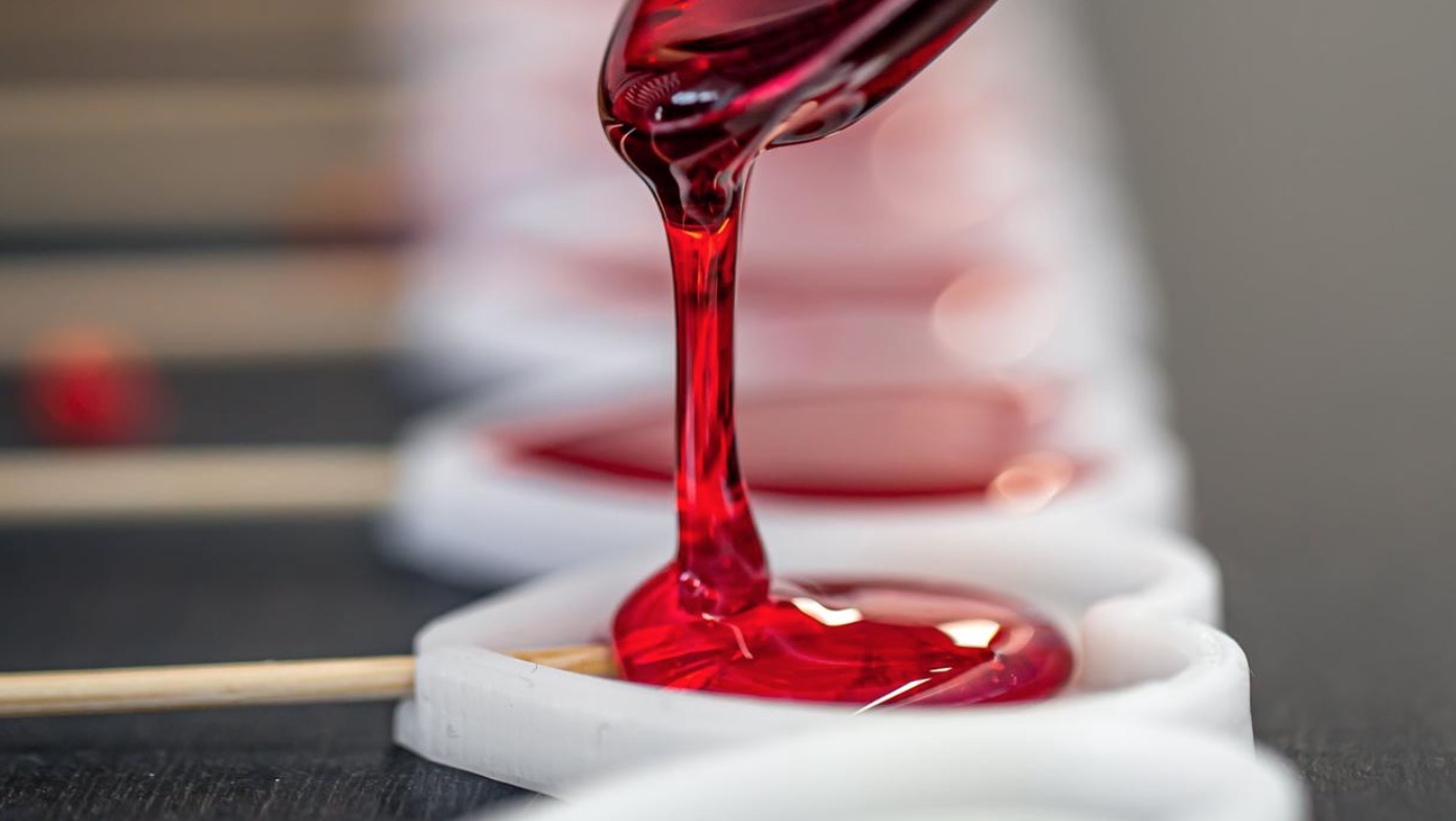 Agência dos EUA proíbe corante vermelho em alimentos; mas no Brasil ainda é permitido 