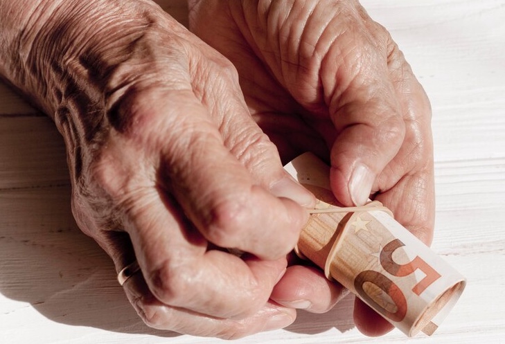 Santander é condenado a indenizar idosa no Amazonas após desconto direto na aposentadoria