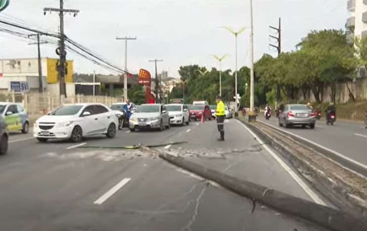 Carro de aplicativo derruba poste no meio da avenida Cosme Ferreira