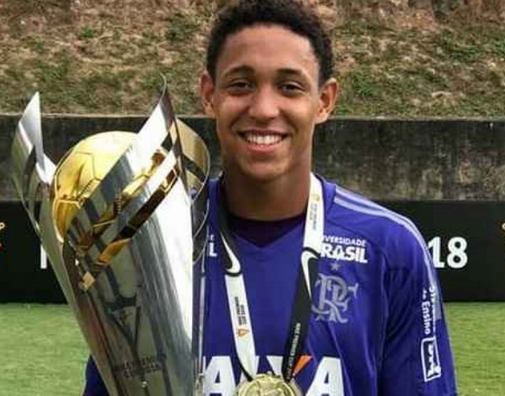 Flamengo faz acordo com família de goleiro morto em incêndio no Ninho do Urubu