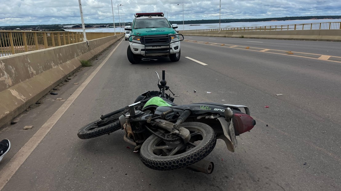 Motociclista de app e passageira ficam feridos em acidente na Ponte Rio Negro