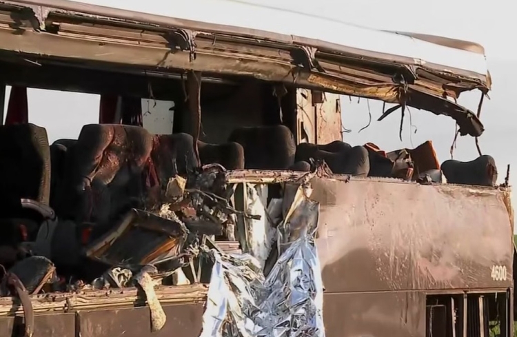 Motorista de caminhão envolvido em acidente que matou 12 universitários é preso