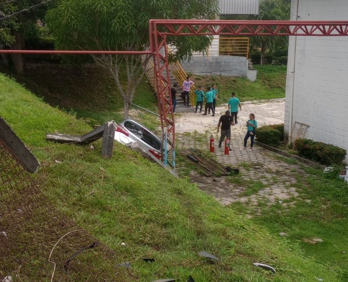 Carro destrói grade e despenca para dentro de terreno de empresa no Distrito Industrial
