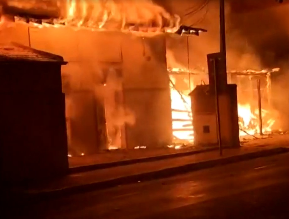 Após briga, homem incendeia abrigo por vingança e mata quatro pessoas