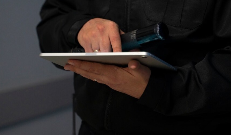 Agente alfandegário exigia ver seios de mulheres para entrada em país