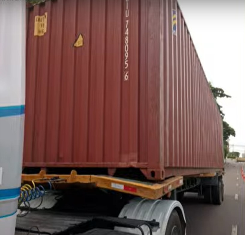 Adolescente é flagrado dirigindo caminhão com contêiner em avenida no Adrianópolis