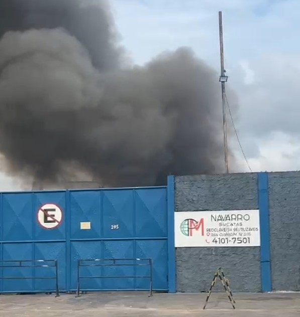 Incêndio assusta funcionários em fábrica de reciclagem em Manaus