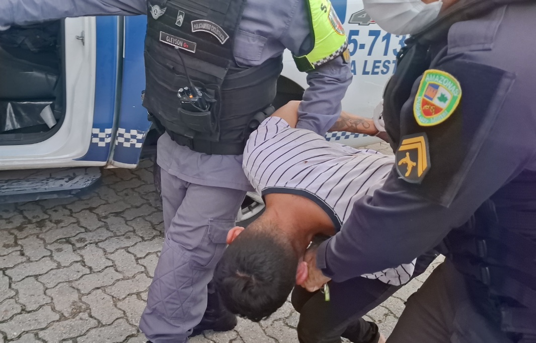 Suspeito de assalto é baleado após troca de tiros com a polícia no Ouro Verde
