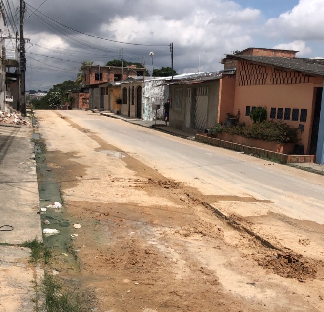 Águas de Manaus é criticada por abrir 'trincheiras' e serviço precário de asfalto
