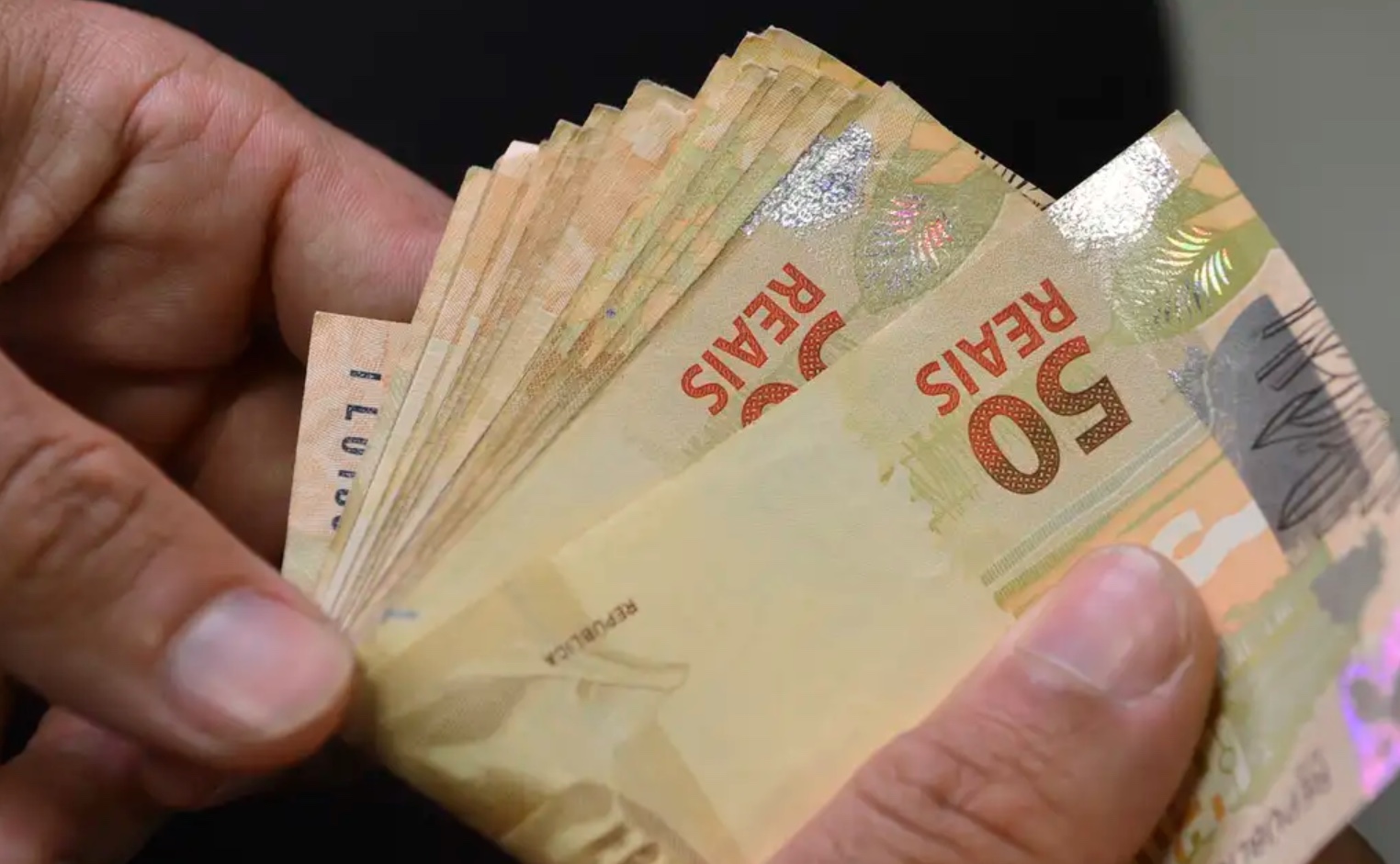 Real é a 3ª moeda que mais perdeu valor frente ao dólar após tarifaço de Trump