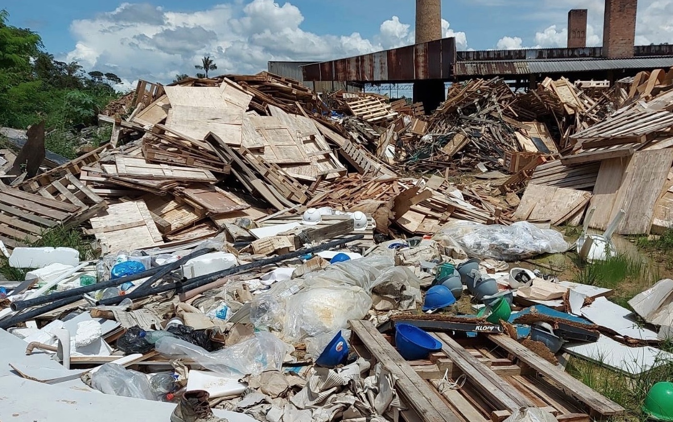 Olaria é multada por descarte irregular em área de preservação em Cacau Pirêra