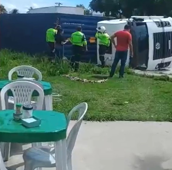 Carreta carregada de alumínio tomba na Bola da Gillete 