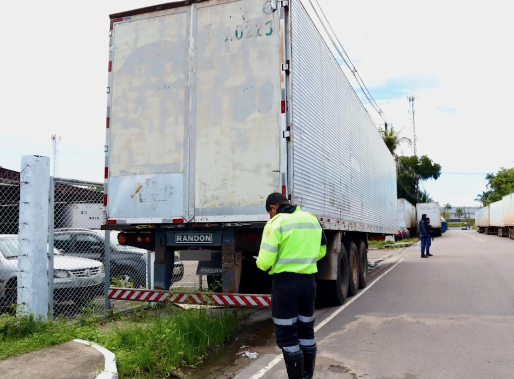 Mais de 40 carretas são multadas por estacionamento irregular no Distrito Industrial
