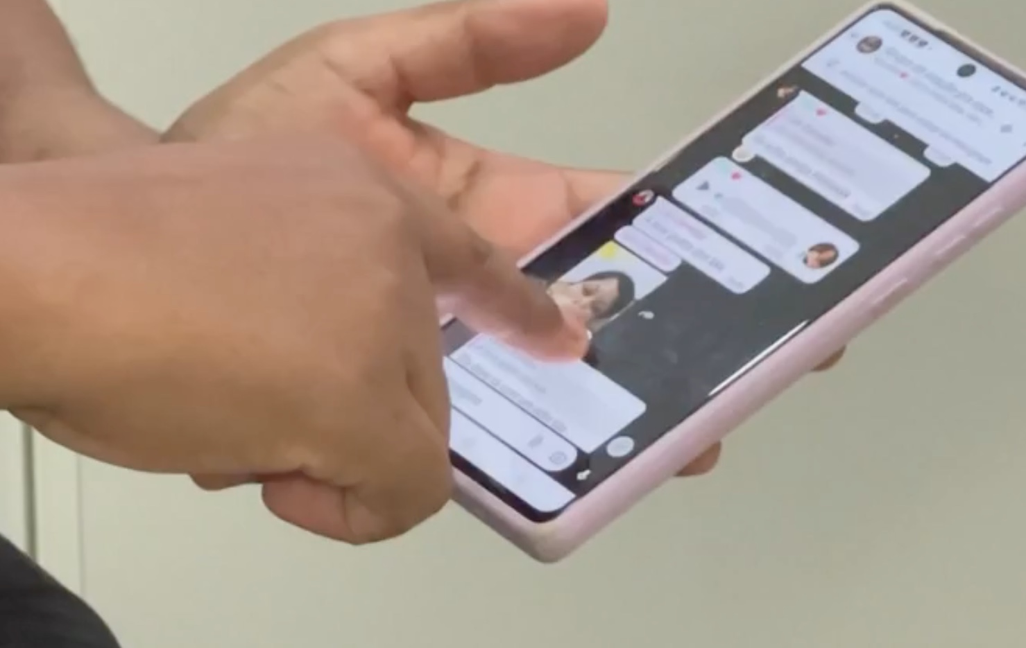 Ex-funcionários cobram salários e recebem a resposta: 'Coloque a empresa em oração'