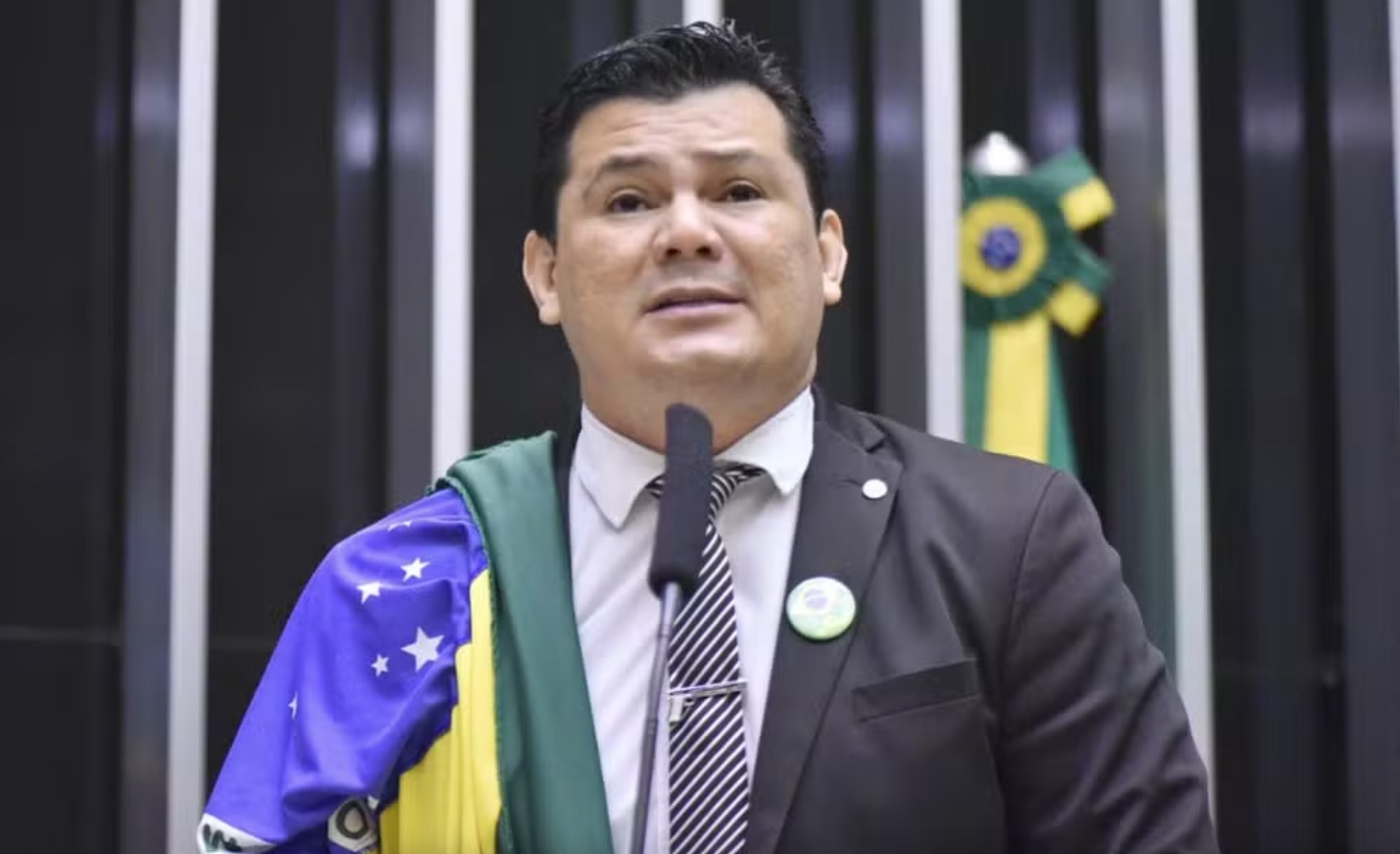Deputado que desejou morte de Lula é suspenso por chamar ministra de ‘prostituta do caramba’