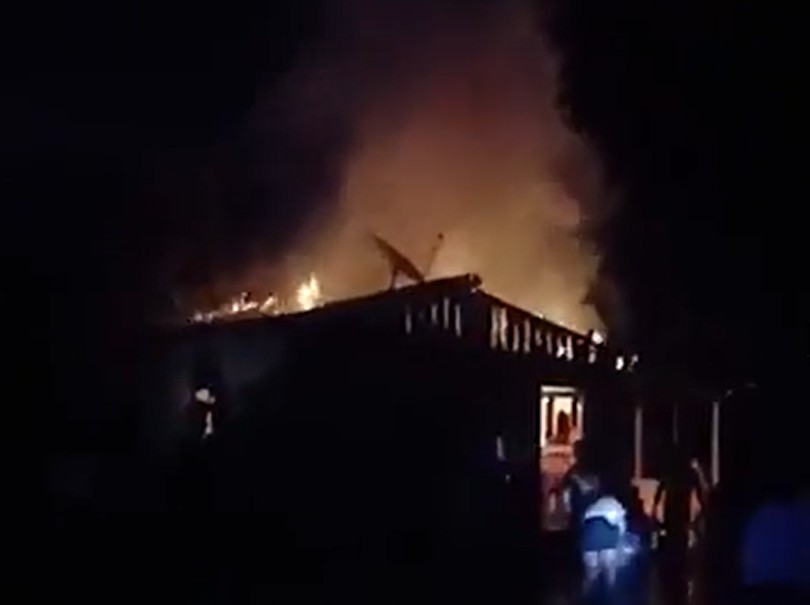 Casa de pastor é destruída em incêndio em Itacoatiara; família pede ajuda