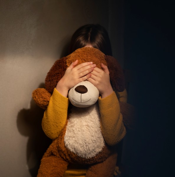 Padrasto e vizinho são presos por estupro de criança de 10 anos em Manaus 