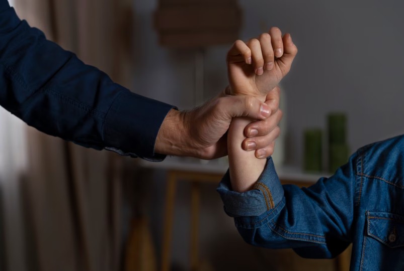Padrasto que abusou de enteada por anos é preso após perseguir vítima em Manaus