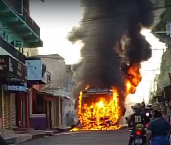 Rota do Distrito Industrial é consumida em incêndio no Monte Pascoal