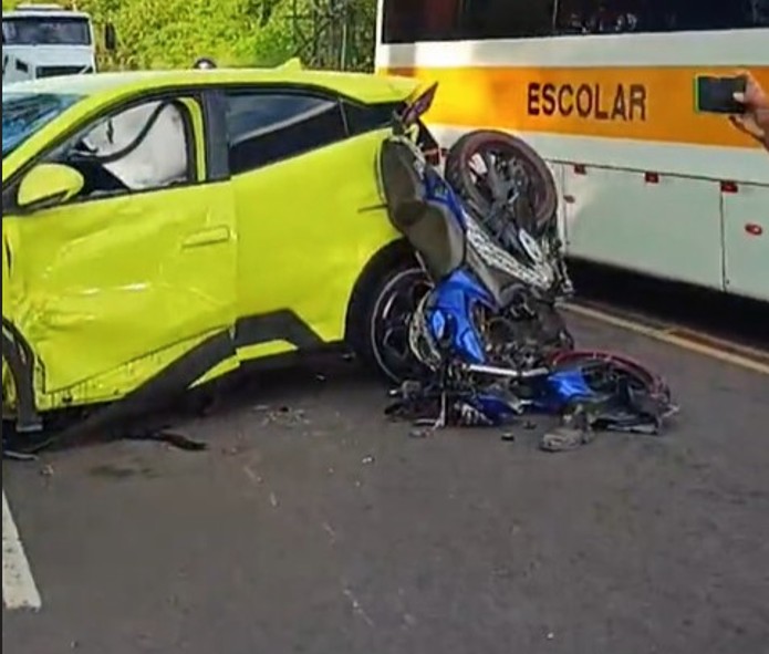 Carro tenta fazer retorno em avenida e atinge motociclista em cheio no Distrito Industrial