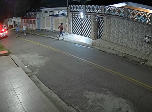 Homem é executado a tiros enquanto dormia dentro de casa em Flores 