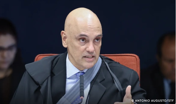 Moraes reforça proibição de redes para Bolsonaro sob pena de prisão