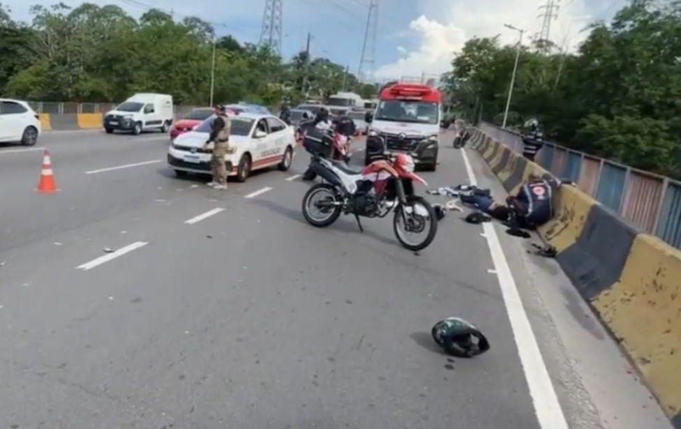 Acidente na Avenida das Torres deixa mulher ferida e complica trânsito em Manaus