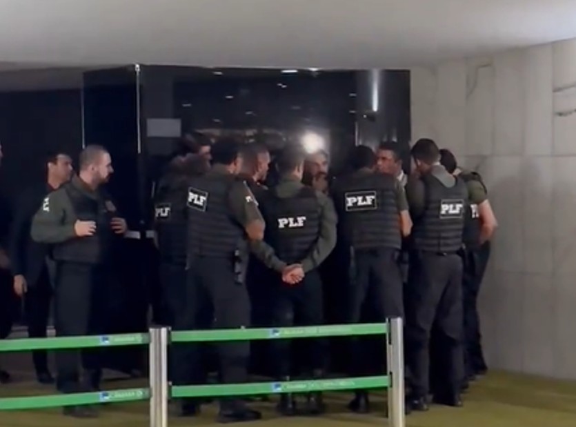 Hugo Motta convoca sessão na Câmara, mas oposição mantém ocupação