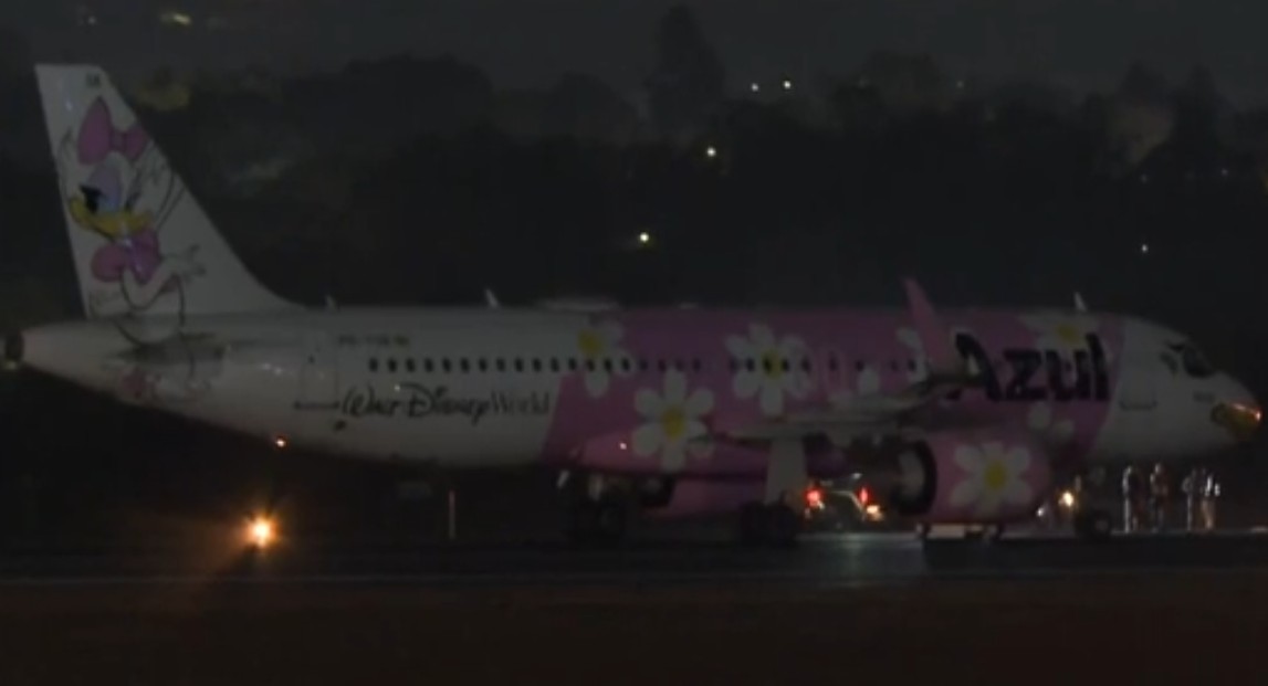 PF descarta bomba em avião da Azul e investiga autor de bilhete falso
