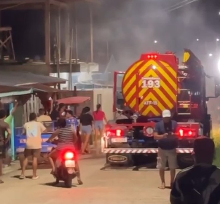 Moradores incendeiam casa de jovem que jogou água quente em criança em Jutaí