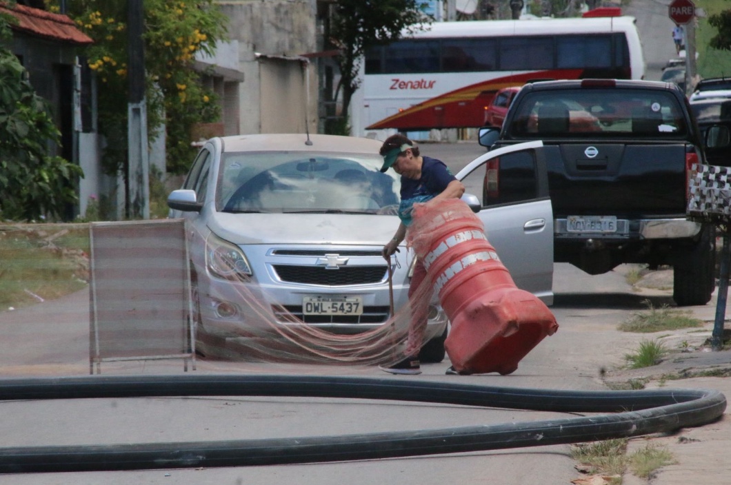 Águas de Manaus deixa ruas bloqueadas e obriga idosa a manobrar obstáculos diariamente