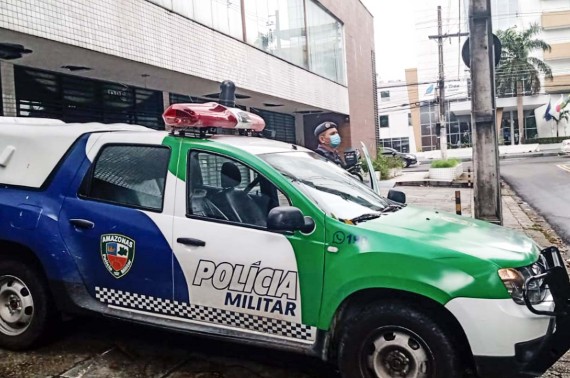 Foragida por homicídio é presa após ser denunciada por esfaquear cão em Manaus