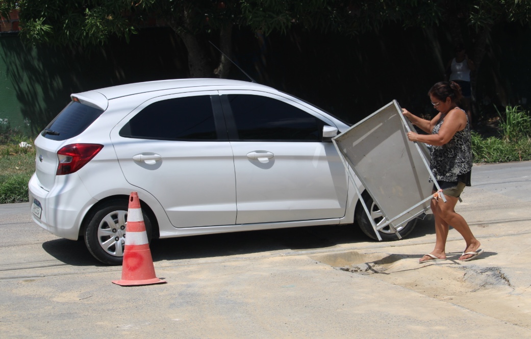 Revoltada, mãe arranca placa de obra da Águas de Manaus após bloqueio de rua