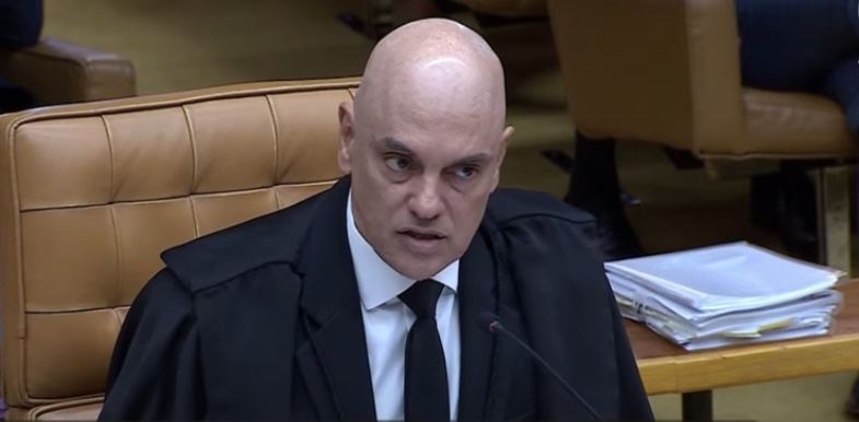 Moraes determina reforço de policiamento em casa de Bolsonaro após pedido da PF