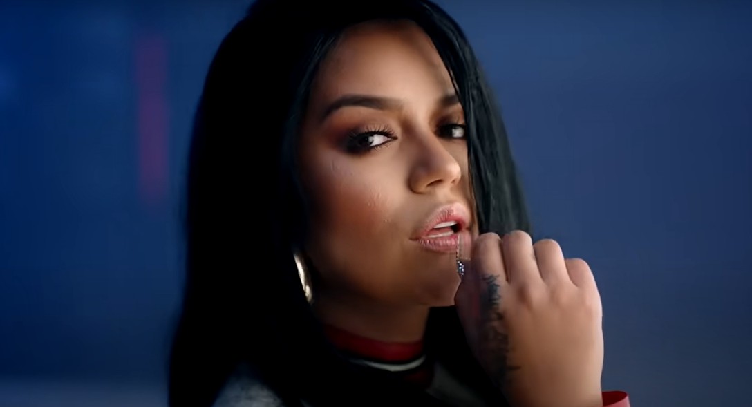 Professor é demitido por fazer atividade com música de Karol G em Manaus